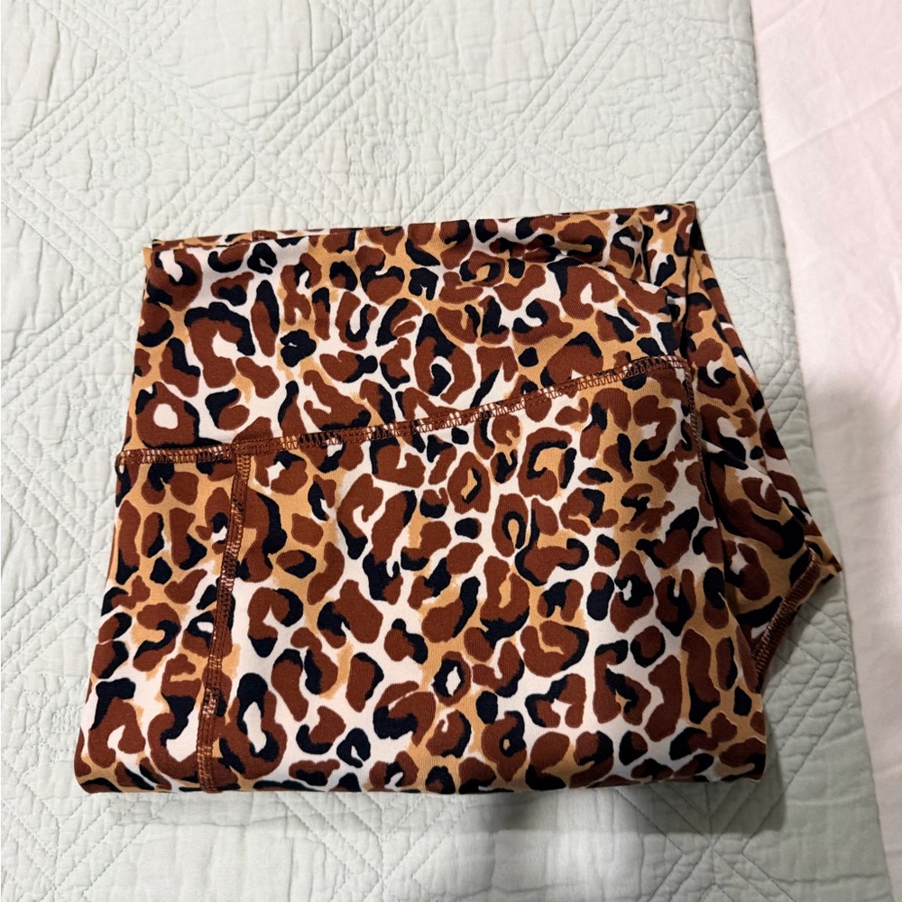 Lilly Pulitzer Luxletic Leopard Print cropped Leggings EUC XL